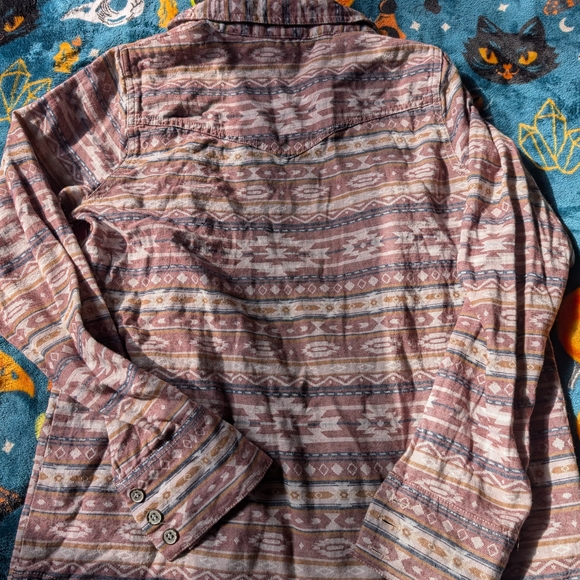 Patterned Button-Up Shirt - Picture 8 of 9